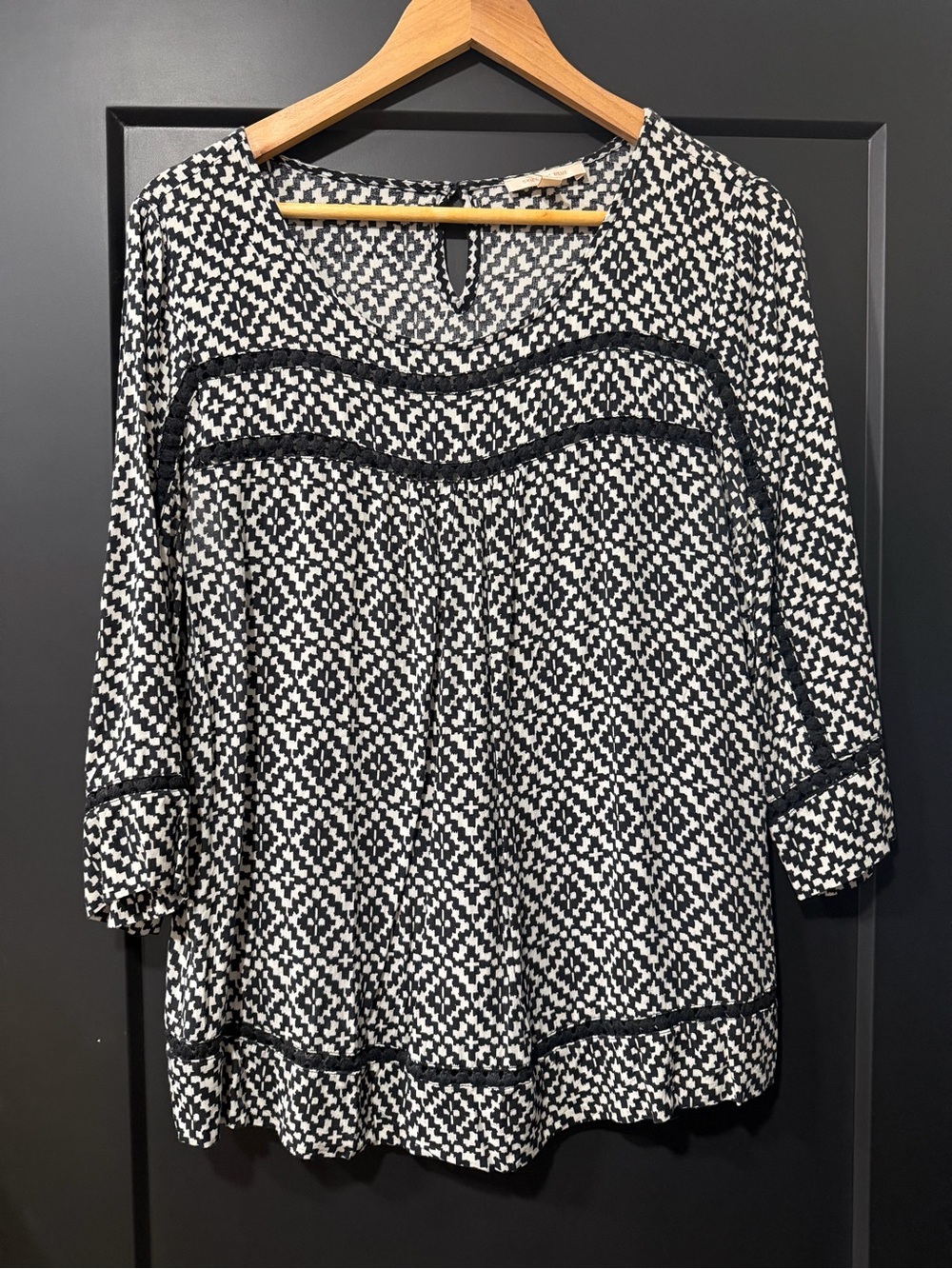 Skies Are Blue Black & White Geometric Tunic Blouse